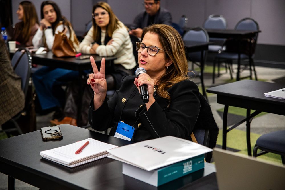 Aluna participando do debate em sala