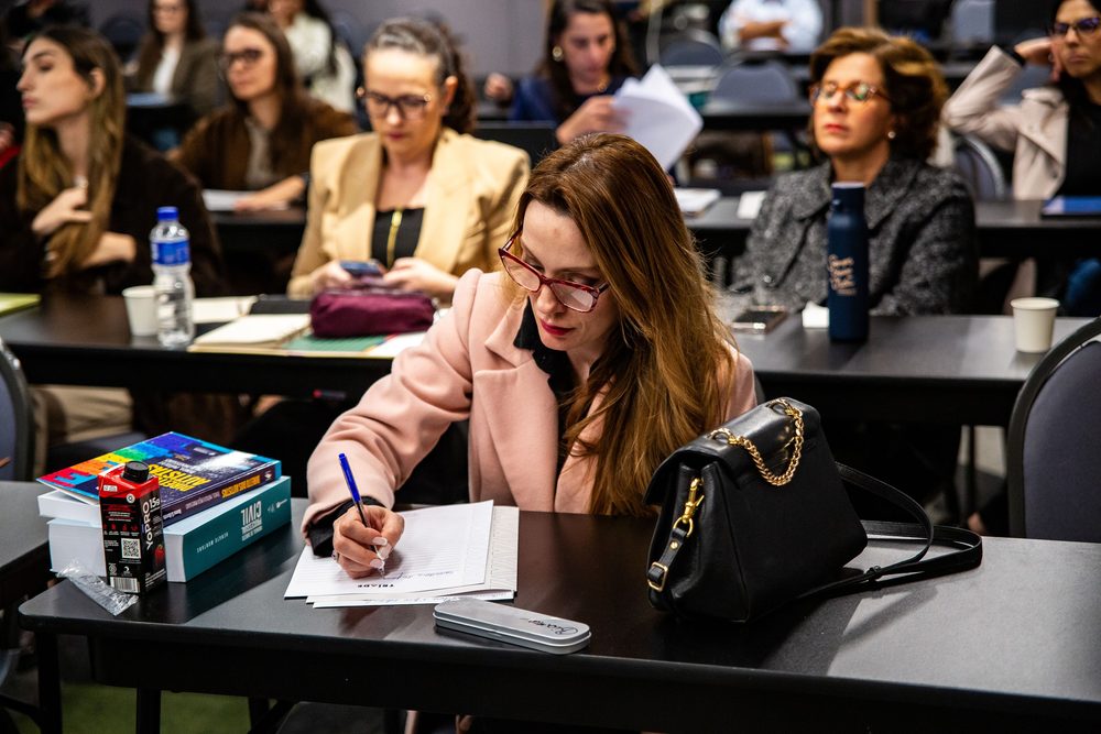 Alunas acompanhando a aula da pós-graduação
